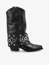 Bota tejana negra de caña media con tachas plateadas.