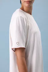 Pijama de viscosa y lino, color blanco, compuesto por una remera de manga corta y un short con elástico en la cintura.