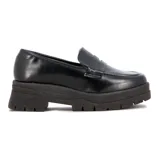 Mocasines de cuero sintético color negro con suela track de plataforma dentada.