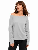 Remera gris de manga larga con diseño texturizado, cuello bote amplio y detalles de tachas metálicas en el escote y a lo largo de las mangas.