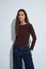 Body de manga larga en color blanco, confeccionado en tejido acanalado con ajuste al cuerpo y escote redondo.