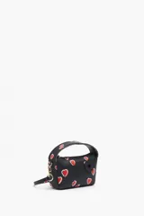 Bolso bandolera negro con estampado de corazones rojos, de tamaño mini, con cierre de cremallera y asa de mano.