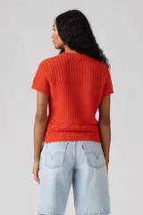 Sweater de punto con tejido de ganchillo color rojo, de manga corta, cuello redondo y diseño con panel de rombos en la parte inferior.