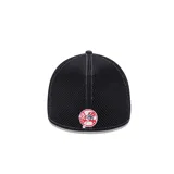 Gorra New Era color negro con paneles de malla en los laterales y logo de los New York Yankees bordado en blanco en el frente.