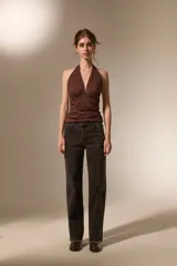 Top sin mangas color marrón, con cuello halter profundo y diseño fruncido en la cintura que se ajusta al cuerpo.