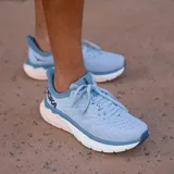 Championes Hoka Arahi 5 de mujer, color celeste con detalles en rosa y blanco.