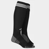 Medias de fútbol Adidas Adi26 de caña alta, color negro con detalles en gris en puntera y talón, y las tres tiras blancas características en el puño superior. Incluyen el logo de la marca en blanco y zonas de malla elástica para mayor transpirabilidad.