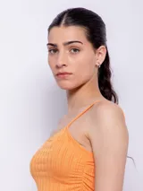 Top negro de punto con un solo tirante y corte en la cintura.