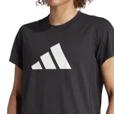 Remera deportiva Adidas de manga corta y cuello redondo, color negro, con el logo grande de las tres barras en blanco en el frente. Presenta un ajuste clásico y espalda en malla para mayor ventilación.