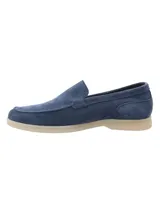 Mocasín de cuero gamuzado color azul para hombre, con suela de goma clara y diseño clásico slip-on.
