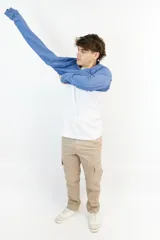 Buzo azul con textura tipo waffle y logo bordado en el pecho.