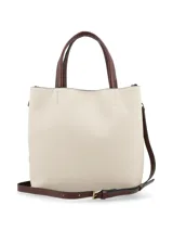 Cartera tipo shopper y bandolera color crema con asas cortas y correa ajustable de color marrón, herrajes metálicos dorados y detalle de logotipo en la parte frontal.