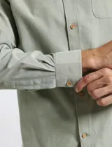 Camisa de manga larga con cuello button-down, bolsillo frontal y botones de madera. Confeccionada en una mezcla de poliéster y algodón.