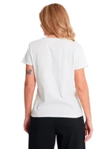Remera de manga corta con cuello redondo, color azul claro, con logo de la marca CAT estampado en el pecho y etiqueta pequeña en el dobladillo.