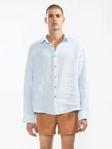 Short de baño para hombre color azul marino, de estilo vintage, con calce relajado y tira lateral en contraste. Presenta cintura elástica con cordón regulable, bolsillos laterales y un bolsillo trasero con cierre.