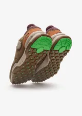 Championes urbanos Satorisan modelo Chacrona Premium, color verde caqui con detalles en negro y marrón. Presentan una entresuela con diseño jaspeado, suela con toques verdes y aplique circular negro en el lateral.