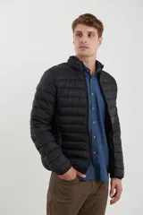 Campera puffer azul marino con cierre frontal, cuello alto y bolsillos laterales con cierre.