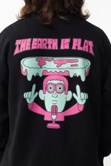 Buzo negro de algodón y poliéster con estampa en la espalda de un personaje con un micrófono y el texto "THE EARTH IS FLAT".