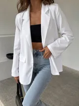 Blazer de crepe elastizado color blanco, con diseño de solapas clásicas, corte recto y bolsillos frontales con solapa.