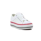 Championes Pony blancos con plataforma, detalles en rojo y negro en la suela y logo en el talón.