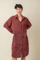 Túnica color almendra con estampado geométrico en negro, de corte oversize, con cuello camisero y mangas 3/4.