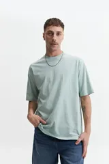 Remera de manga corta para hombre, corte oversize, color gris oscuro.