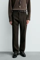 Pantalón de corte regular fit confeccionado en lana de origen italiano. Presenta bolsillos laterales, bolsillo cerillero frontal, bolsillos traseros de vivo y cierre frontal con cremallera y botón.
