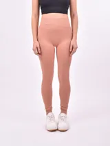 Calza larga color rosa viejo, de tiro alto y textura acanalada.