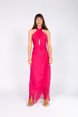 Vestido largo de seda lavada color verde esmeralda, con escote cruzado, falda en capas y flecos negros en el ruedo.