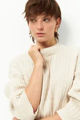 Polera marrón de tejido de punto con cuello alto y corte oversized.