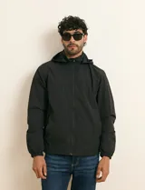 Campera impermeable gris con capucha, cierre frontal y bolsillos laterales con cremallera.