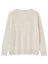 Sweater de punto color beige, de cuello redondo y manga larga con diseño holgado.