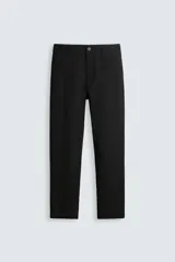 Pantalón chino de corte slim fit, confeccionado en tejido elástico. Presenta cierre frontal con cremallera y botón, bolsillos laterales y bolsillos traseros de vivo con botón.