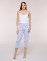 Pantalón estilo capri Zac & Rachel, con diseño de rayas verticales blancas y azules, tiro alto con pretina elástica y calce entallado.