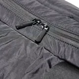 Bolso deportivo de gran capacidad, color negro, confeccionado en material textil con acabado arrugado. Cuenta con doble asa de mano acolchada, correa ajustable y desmontable, y compartimento principal con cierre doble. Incluye bolsa interior desmontable para accesorios y correas en la base para sujetar esterilla.