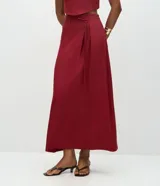 Pollera midi de estilo sastrero color bordó, con cintura estructurada, trabillas y lazo frontal en cordón del mismo tono. Presenta un corte recto y fluido.