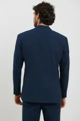 Saco azul oscuro con solapa de muesca, cierre de dos botones, dos bolsillos delanteros con solapa y un bolsillo en el pecho. Corte clásico.