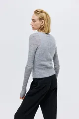 Pantalón de vestir con corte bootcut, confeccionado en tela negra con diseño de rayas finas verticales. Presenta cierre frontal con pretina prolongada, bolsillos laterales al bies y bolsillos traseros ribeteados, con detalle de raya marcada en el frente y la espalda.