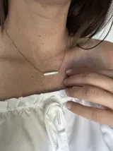 Collar plateado con dije de perla barroca de río.