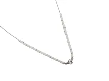 Collar de acero plateado con dijes rectangulares y circulares entrelazados.