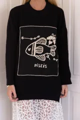Sweater negro de tejido de punto con cuello redondo y bordado en el frente del signo zodiacal de Piscis.