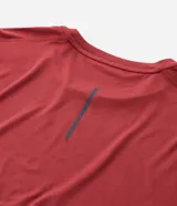Remera deportiva de hombre en color rojo oscuro, con mangas cortas, cuello redondo y detalle de líneas negras en la manga. Confeccionada en poliéster con tecnología dry fit.