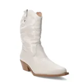 Bota de caña media estilo tejano, confeccionada en cuero color blanco hueso. Presenta costuras decorativas en el empeine y en la caña, con un taco cuadrado de altura media y punta ligeramente afinada.