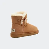 Botas cortas UGG Mini Classic Bailey color marrón claro, con interior de piel de oveja y botón de madera con el logo de la marca.