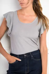 Remera plateada de punto, con cuello redondo y mangas cortas con volados.