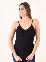 Musculosa básica de breteles finos con escote en V, confeccionada en tela suave y elástica.