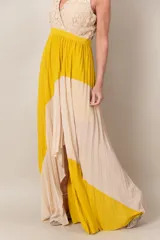 Vestido largo de fiesta, con corset beige de encaje y falda plisada bicolor, amarillo mostaza y beige.