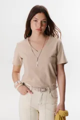 Remera lisa de color beige, con escote en V y mangas cortas de corte clásico.