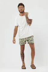 Short de baño con estampado tropical de hojas y loros, con cordón ajustable en la cintura.