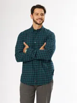 Camisa a cuadros verde y azul marino de corte regular.